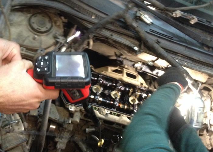 Toyota Avensis (Тойота Авенсис) 2006г.в.Проверка выработки цилиндра эндоскопом, перед снятием двигателя - Диагностика видео эндоскопом
